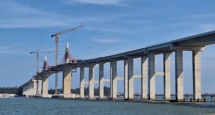 Dự án Cầu qua biển Thuận An đang có tiến độ thi công và giải ngân tốt tại Huế. Ảnh: Minh Hạnh