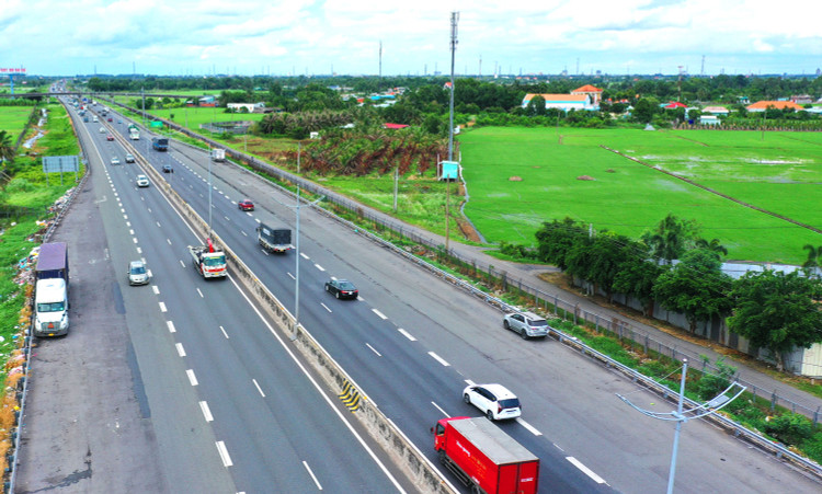 Phó Thủ tướng Chính phủ Trần Hồng Hà đề nghị, VEC chủ động đề xuất phương án mở rộng các đoạn tuyến cao tốc Bắc - Nam phía Đông, gửi Bộ Xây dựng trong ngày 2/6/2025. Ảnh: Lê Tiên