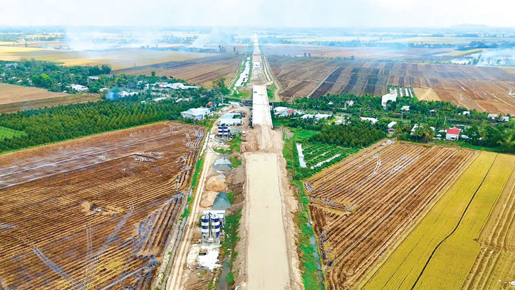 Thủ tướng Phạm Minh Chính yêu cầu hoàn thành Dự án cao tốc Châu Đốc - Cần Thơ - Sóc Trăng vào tháng 6/2026. Ảnh: Như Nguyệt