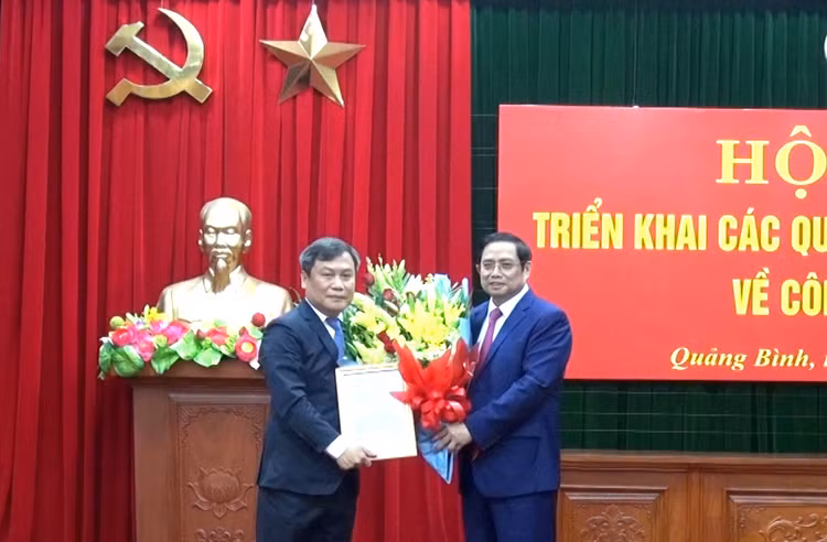 Ông Phạm Minh Chính - Ủy viên Bộ Chính trị, Bí thư Trung ương Đảng, Trưởng Ban Tổ chức Trung ương trao quyết định của Bộ Chính trị cho ông Vũ Đại Thắng.