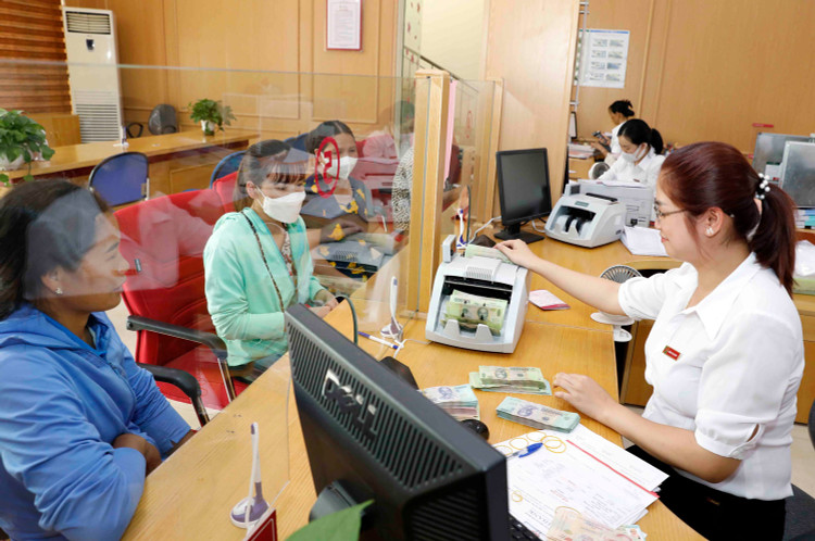 Lãi suất cho vay sản xuất kinh doanh hiện nay của các ngân hàng phổ biến ở mức trên 13% - 15%/năm với các khoản vay trung và dài hạn. Ảnh: Nhã Chi