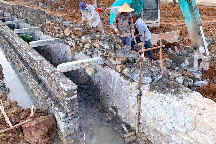 Hồ sơ mời thầu Gói thầu xây hệ thống thoát nước tại xã Vĩnh Thuận, huyện Vĩnh Thạnh, tỉnh Bình Định nêu đích danh địa chỉ mua vật liệu đất đắp. Ảnh minh họa: Tiên Giang