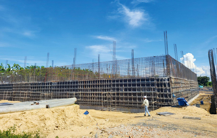 Bể chứa số 1 Trạm xử lý nước thải Hòa Xuân (TP. Đà Nẵng) đã thi công xong phần nền móng, các tường bao quanh đã đổ bê tông được nửa chiều cao. Ảnh: Hà Minh