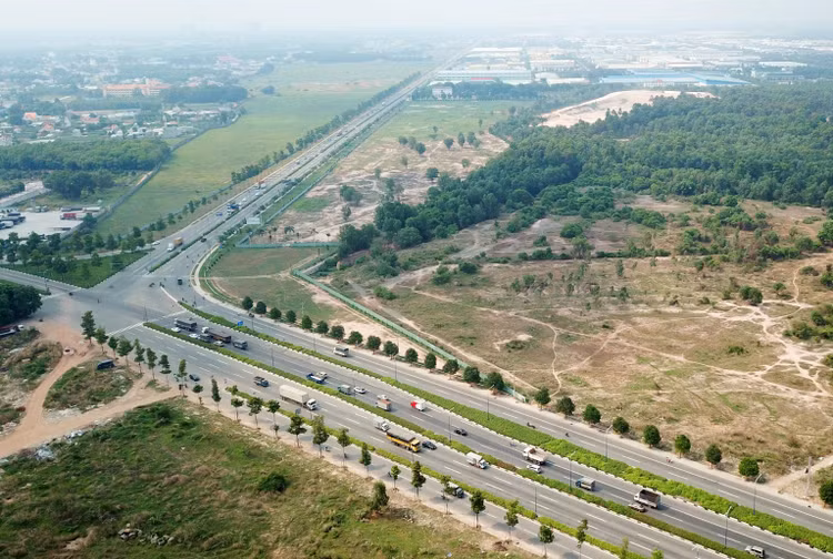 Công ty TNHH Cầu đường Đồng Phú từng trúng 2 gói thầu xây lắp thuộc Dự án Xây dựng đường giao thông phía tây Quốc lộ 13 kết nối Chơn Thành - Hoa Lư. Ảnh minh họa: Song Lê