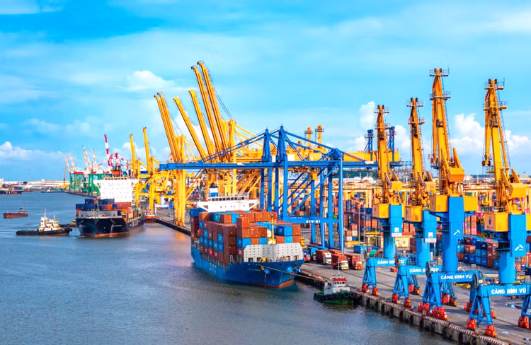 Tính đến hết ngày 14/12/2024, cán cân thương mại hàng hóa của Việt Nam thặng dư 23,42 tỷ USD. Ảnh: Lê Tiên