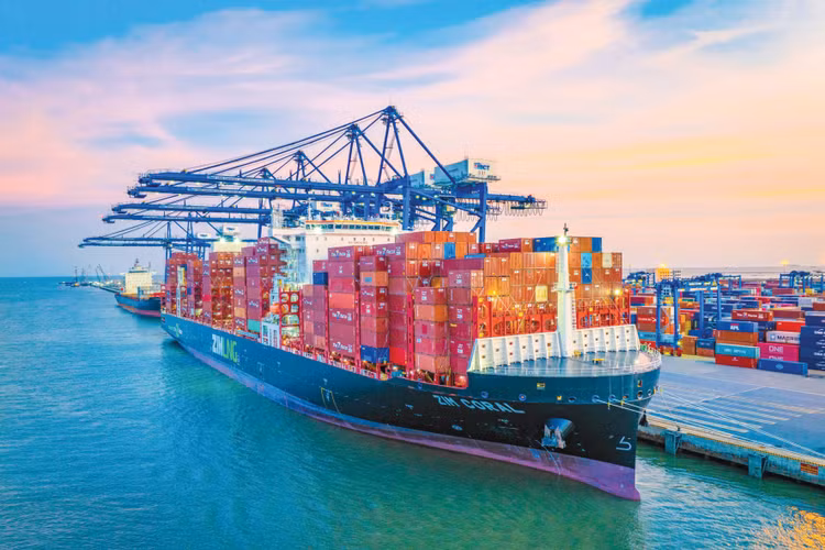 Năm 2025, tăng trưởng GDP sẽ được hỗ trợ nhờ các yếu tố tích cực về đầu tư, tiêu dùng, xuất khẩu. Ảnh: Lê Tiên