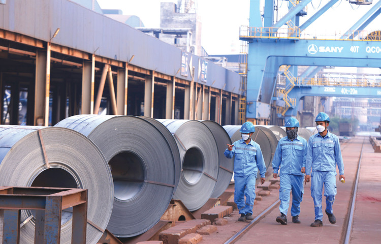 Trên 2.000 doanh nghiệp thuộc lĩnh vực năng lượng, giao thông vận tải, xây dựng, công nghiệp, chất thải… phải thực hiện báo cáo phát thải khí nhà kính năm 2024 và xây dựng kế hoạch giảm phát thải khí nhà kính. Ảnh: Tuấn Anh