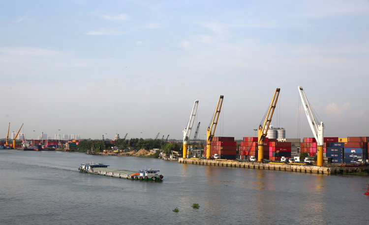 Bên cạnh việc phát triển về mảng đường bộ, cần có chiến lược phát triển giao thông hàng hải, đường thủy nội địa. Ảnh: Lê Tiên