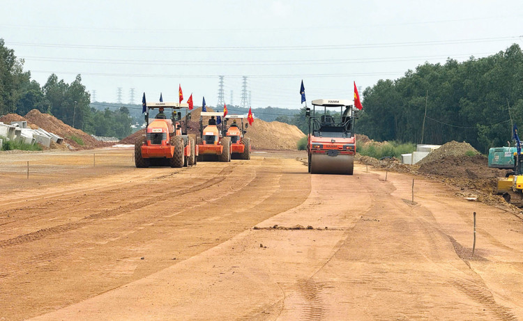 Nhiều dự án kết cấu hạ tầng quan trọng, có tính liên kết tại vùng Đông Nam Bộ đang được quyết liệt triển khai. Ảnh: Song Lê