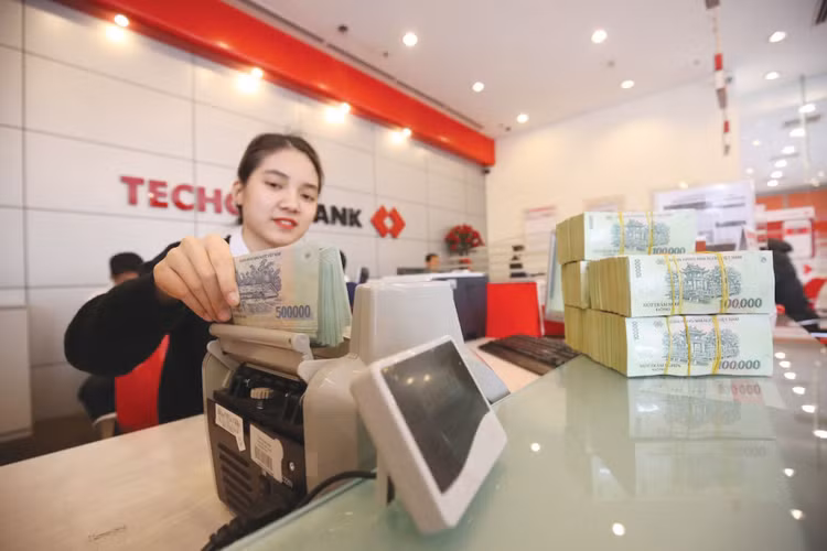 Điểm sáng rõ nét trong bức tranh tái cơ cấu hệ thống các tổ chức tín dụng là bước tiến mạnh về quy mô vốn của các ngân hàng và tỷ lệ an toàn vốn (CAR) được cải thiện. Ảnh: Lê Tiên