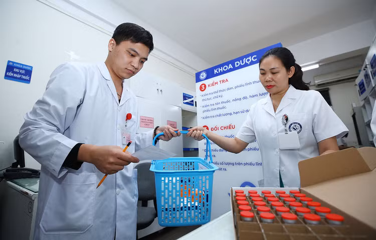 Việt Nam phải nhập khẩu nhiều loại vắc xin, thuốc đặc trị do không có công nghệ sản xuất. Ảnh: Lê Tiên