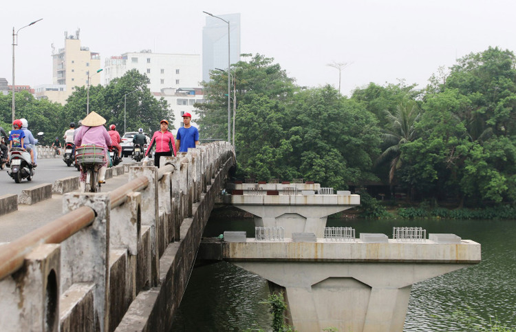 Gói thầu số 28 thuộc Dự án Chương trình phát triển các đô thị loại II (các đô thị xanh) - Dự án thành phần Thừa Thiên Huế ngưng trệ vì vướng mặt bằng. Ảnh: Hoàng Dũng