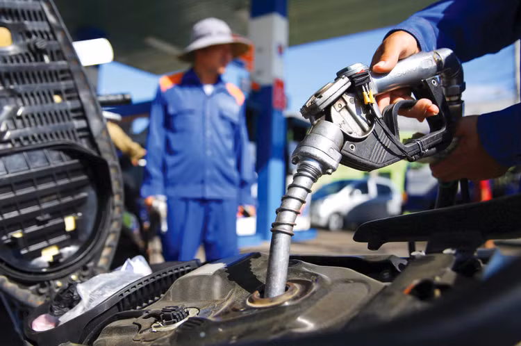 Đà tăng giá xăng dầu là một trong những yếu tố gây áp lực lên mặt bằng giá thời gian tới. Ảnh: Lê Tiên