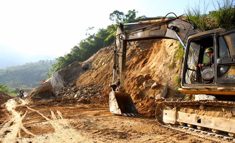 Hồ sơ mời thầu nhiều gói thầu xây lắp trên địa bàn thị xã Hoàng Mai, tỉnh Nghệ An chỉ định các mỏ vật liệu cụ thể tại địa phương. Ảnh minh họa: Tiên Giang