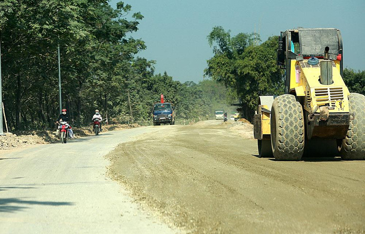 Việc hồ sơ mời thầu “cài” tiêu chí địa bàn cụ thể sẽ tạo ra cạnh tranh không bình đẳng với các nhà thầu chưa có công trình tương tự tại địa phương. Ảnh: Hồng Thái