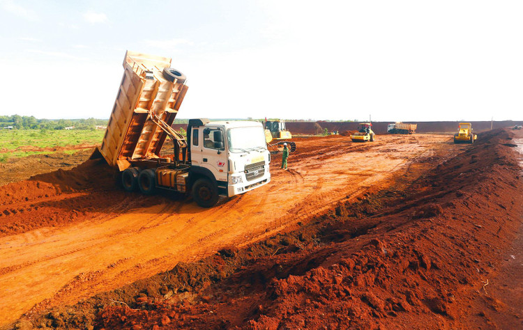 Tăng trưởng kinh tế trong 6 tháng cuối năm phụ thuộc chủ yếu vào sản xuất công nghiệp, xuất khẩu, cầu trong nước và đầu tư công. Ảnh: Lê Tiên