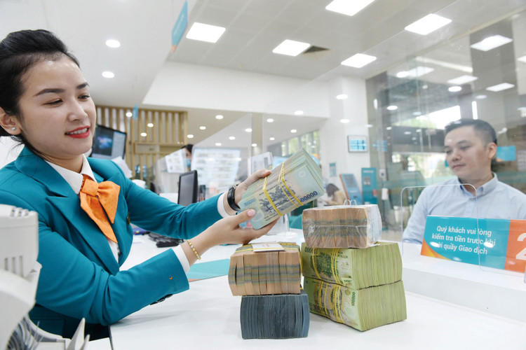 Từ cuối tháng 4 trở lại đây, có gần 30 ngân hàng tăng lãi suất huy động kỳ hạn dài. Ảnh: Tường Lâm