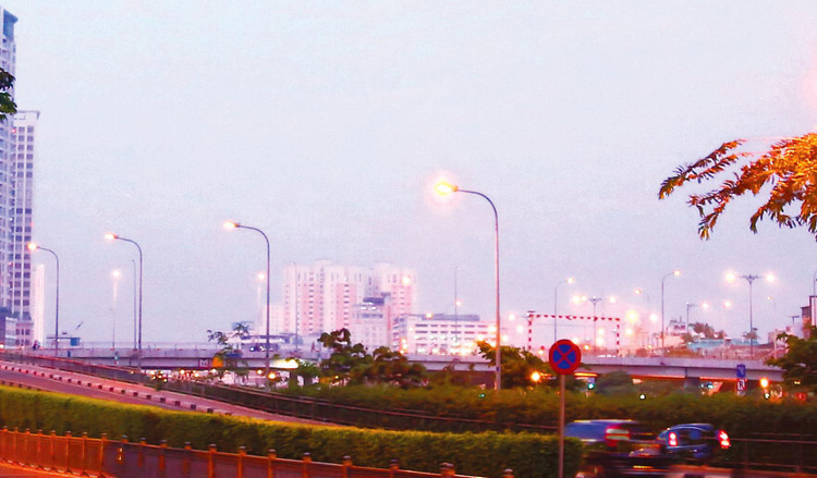 Công ty CP Chiếu sáng công cộng TP.HCM đang quản lý, vận hành, duy tu hệ thống chiếu sáng công cộng trên địa bàn TP.HCM. Ảnh: Đông Giang