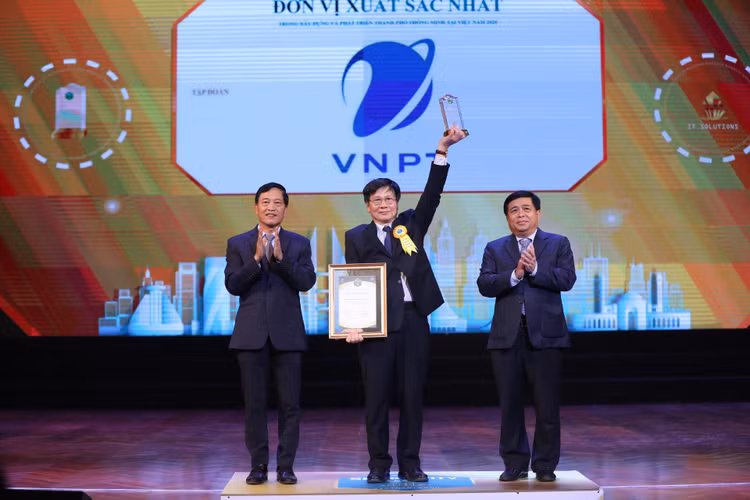 Đại diện Tập đoàn VNPT nhận giải thưởng Doanh nghiệp xuất sắc cung cấp giải pháp CNTT cho thành phố thông minh 2020
