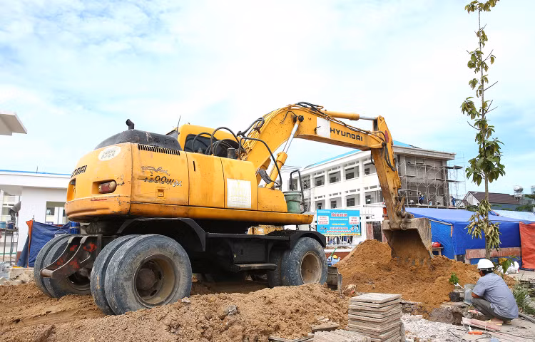 Gói thầu số 11 Thi công xây dựng thuộc Dự án Trường THCS Vĩnh Hòa yêu cầu 32 loại thiết bị thi công với số lượng 74 thiết bị. Ảnh minh họa: Tiên Giang