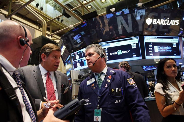 Các nhà giao dịch cổ phiếu trên sàn NYSE ở New York, Mỹ - Ảnh: Reuters.