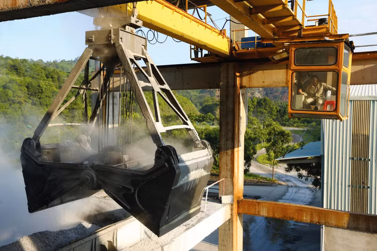 Nhiều doanh nghiệp lo ngại, giá nguyên, nhiên liệu đầu vào tăng cao sẽ ảnh hưởng đến sức cạnh tranh và khả năng phục hồi của doanh nghiệp. Ảnh: Nhã Chi