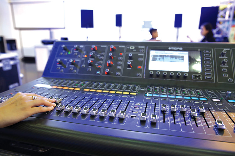 Gói thầu Mua sắm lắp đặt thiết bị thuộc Dự án Xây dựng trụ sở UBND xã Đường Lâm có phạm vi mua sắm gồm bàn ghế, điều hòa nhiệt độ, thiết bị âm thanh… Ảnh minh họa: Tiên Giang