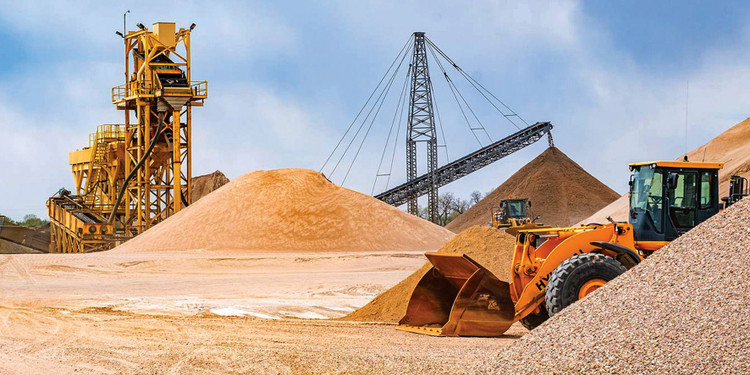 Nhiều địa phương yêu cầu các huyện, thị xã, thành phố trực thuộc rà soát, hướng dẫn kê khai giá hàng hóa, dịch vụ đặc thù đến các doanh nghiệp kinh doanh, sản xuất vật liệu xây dựng (đất, cát, đá). Ảnh: Lê Tiên