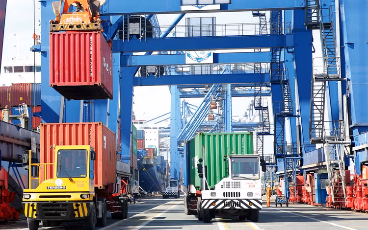 Lũy kế đến hết ngày 15/8, kim ngạch xuất khẩu đạt 160,24 tỷ USD, trong đó, khối doanh nghiệp có vốn đầu tư trực tiếp nước ngoài chiếm 103,38 tỷ USD. Ảnh: Lê Tiên