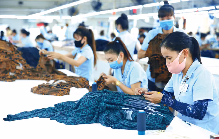 Việc ứng phó, kiểm soát thành công dịch Covid-19 là nhân tố quan trọng, có vai trò quyết định tới ổn định và phục hồi kinh tế trong những tháng cuối năm 2021. Ảnh: Lê Tiên