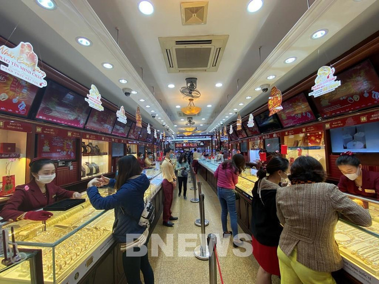 Giá vàng lùi về sát mốc 56 triệu đồng/lượng. Ảnh: Diệp Anh/BNEWS/TTXVN