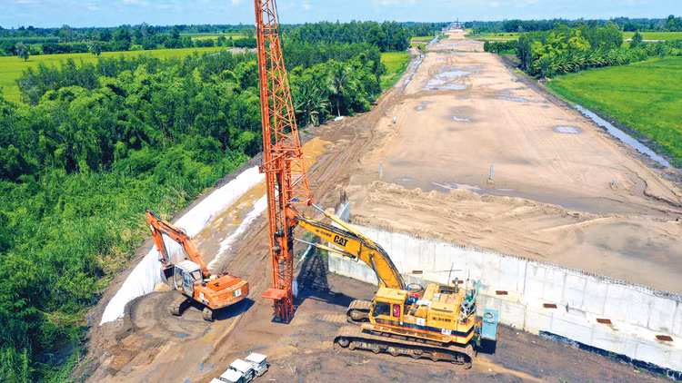 Để hỗ trợ tổng cầu trong ngắn hạn, Ngân hàng Thế giới khuyến nghị cần đẩy nhanh giải ngân đầu tư công. Ảnh: Nhã Chi