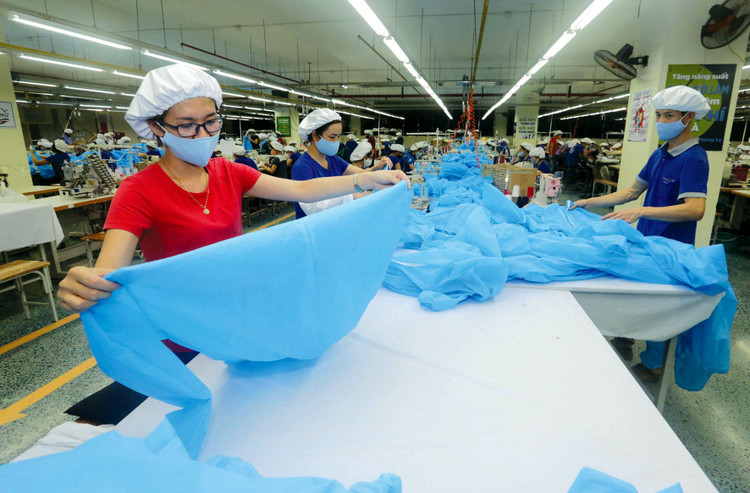 Gói thầu số 04 Khẩu trang N95 hoặc tương đương tại tỉnh Sóc Trăng mới đây áp dụng đấu thầu qua mạng đã thu hút 11 nhà thầu tham dự, đạt tỷ lệ tiết kiệm 82,23%. Ảnh: Trần Việt