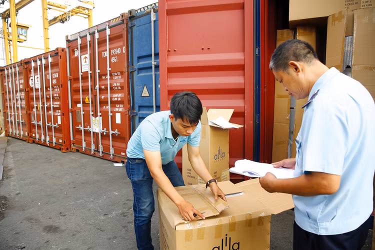 Một số hoạt động quản lý, kiểm tra chuyên ngành có xu hướng mở rộng gây tốn kém chi phí, thời gian cho doanh nghiệp. Ảnh: Lê Tiên