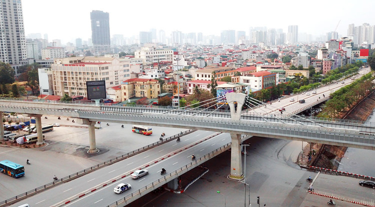 Dự án Đường sắt đô thị Nhổn - ga Hà Nội có chiều dài 12,5 km, dự kiến vận hành trước đoạn trên cao vào tháng 4/2021, vận hành toàn tuyến vào cuối năm 2022. Ảnh: Lê Tiên
