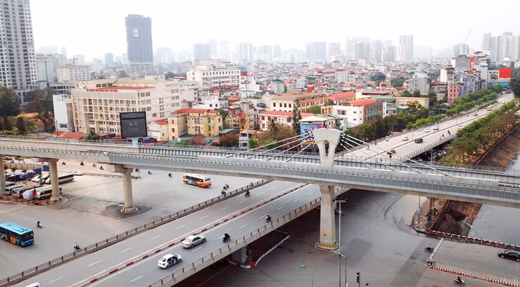 Dự án Đường sắt đô thị Nhổn - ga Hà Nội có chiều dài 12,5 km, dự kiến vận hành trước đoạn trên cao vào tháng 4/2021, vận hành toàn tuyến vào cuối năm 2022. Ảnh: Lê Tiên