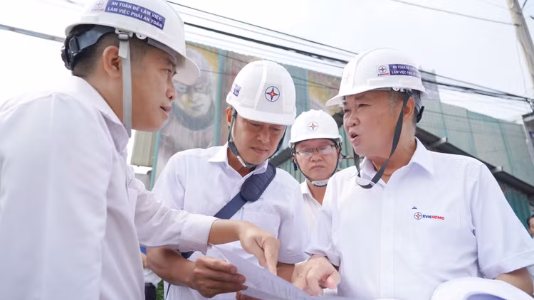 Ông Phạm Quốc Bảo, Chủ tịch HĐTV Tổng công ty Điện lực TP.HCM kiểm tra Dự án Đường dây 220kV Cát Lái - Tân Cảng