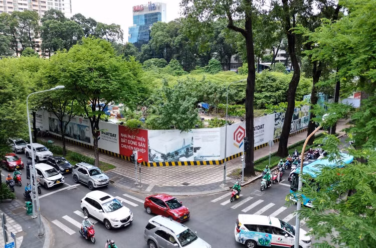 Đối với những tài sản công đang bỏ hoang, TP.HCM dự kiến bán đấu giá để thu ngân sách. Ảnh: Đình Sơn