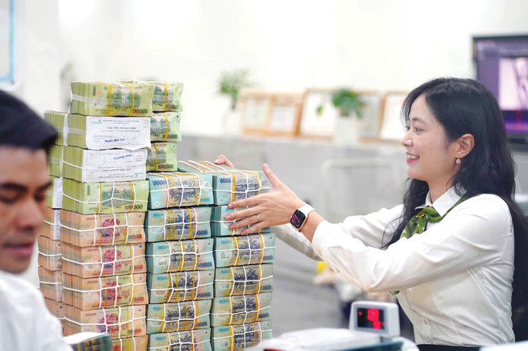 Với chỉ tiêu định hướng tăng trưởng tín dụng 16% năm 2025, ước tính khoảng 2,5 triệu tỷ đồng vốn tín dụng sẽ được bơm ra nền kinh tế. Ảnh: Ngọc Thắng