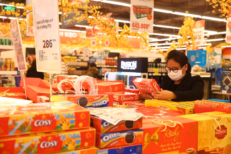 Chính phủ đã trình Quốc hội xem xét, cho phép tiếp tục thực hiện chính sách giảm 2% thuế suất thuế giá trị gia tăng đối với một số nhóm hàng hóa, dịch vụ trong 6 tháng cuối năm 2024. Ảnh: Tiên Giang