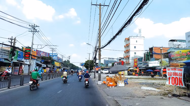 Hệ thống hạ tầng kỹ thuật chưa được di dời tại mặt bằng tuyến metro số 2 Bến Thành - Tham Lương. Ảnh: Như Nguyệt