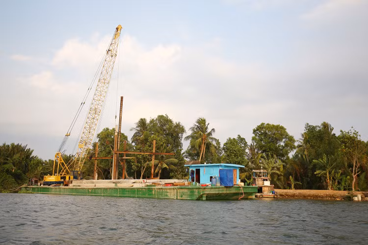 Dự án Chống sạt lở bán đảo Thanh Đa có tổng chiều dài 9,5 km, tổng kinh phí 1.342 tỷ đồng, được triển khai từ năm 2016 đến nay vẫn chưa thể hoàn thành vì năng lực thi công của các nhà thầu hạn chế. Ảnh minh họa: Nhã Chi