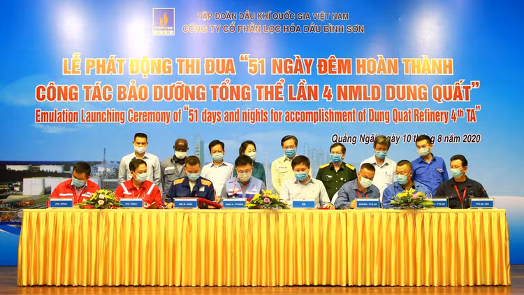 Giám đốc 7 gói thầu và BSR ký giao ước thi đua 51 ngày đêm
hoàn thành bảo dưỡng tổng thể lần 4 Nhà máy Lọc dầu Dung Quất