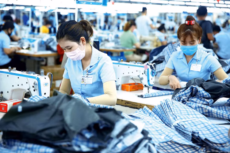 Xuất khẩu - động lực tăng trưởng chính - giảm 1,1% trong nửa
đầu năm 2020. Ảnh: Lê Tiên