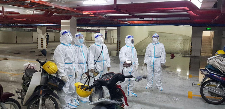 Nhóm công tác thuộc Đội quản lý lưới điện 2, Công ty Điện lực Thủ Đức (TP.HCM) chuẩn bị thi công cấp điện cho bệnh viện dã chiến trên địa bàn