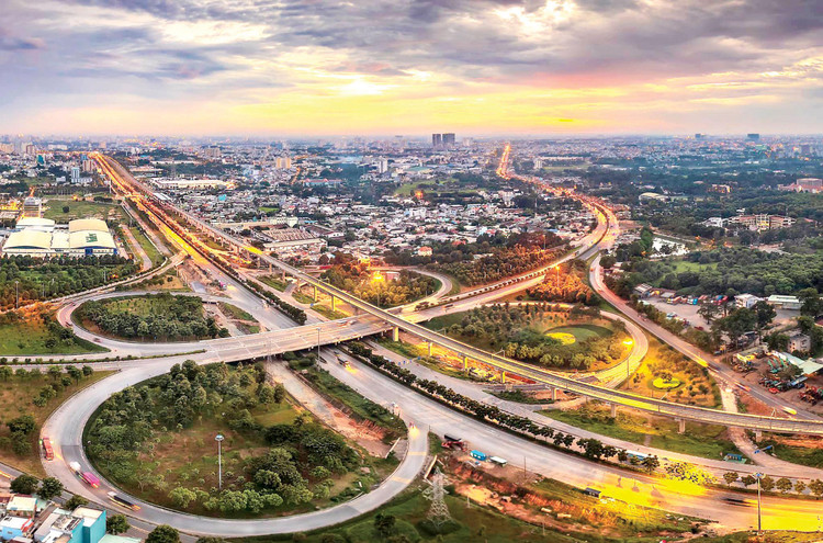 Giữa cuộc chiến chống dịch Covid-19, tất cả vẫn đang chuyển động để hướng tới hiện thực hóa khát vọng phát triển và hùng cường trong tương lai. Ảnh: Nguyễn Trí