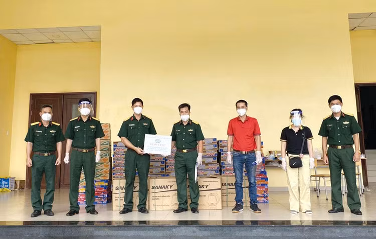 Tặng quà hỗ trợ Bệnh viện dã chiến 5B - Cục Hậu cần, Quân khu 7 tại tỉnh Bình Dương