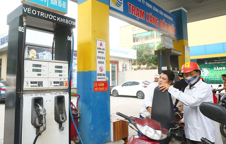 Các doanh nghiệp, cửa hàng bán lẻ xăng dầu được chỉ đạo phải có kế hoạch, phương án kinh doanh khoa học, hợp lý, bảo đảm đáp ứng nhu cầu của thị trường. Ảnh: Nhã Chi
