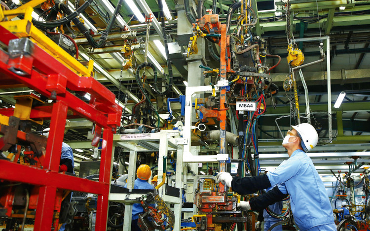 Cần đẩy mạnh thực hiện các giải pháp giảm gánh nặng chi phí, tháo gỡ khó khăn cho doanh nghiệp, từ đó tiếp tục duy trì tốc độ tăng trưởng cao. Ảnh: Lê Tiên