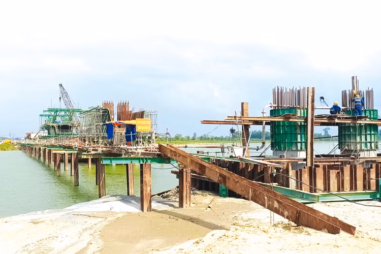 Nối nhịp bờ vui trên công trường đường ven biển Dung Quất - Sa Huỳnh qua Quảng Ngãi